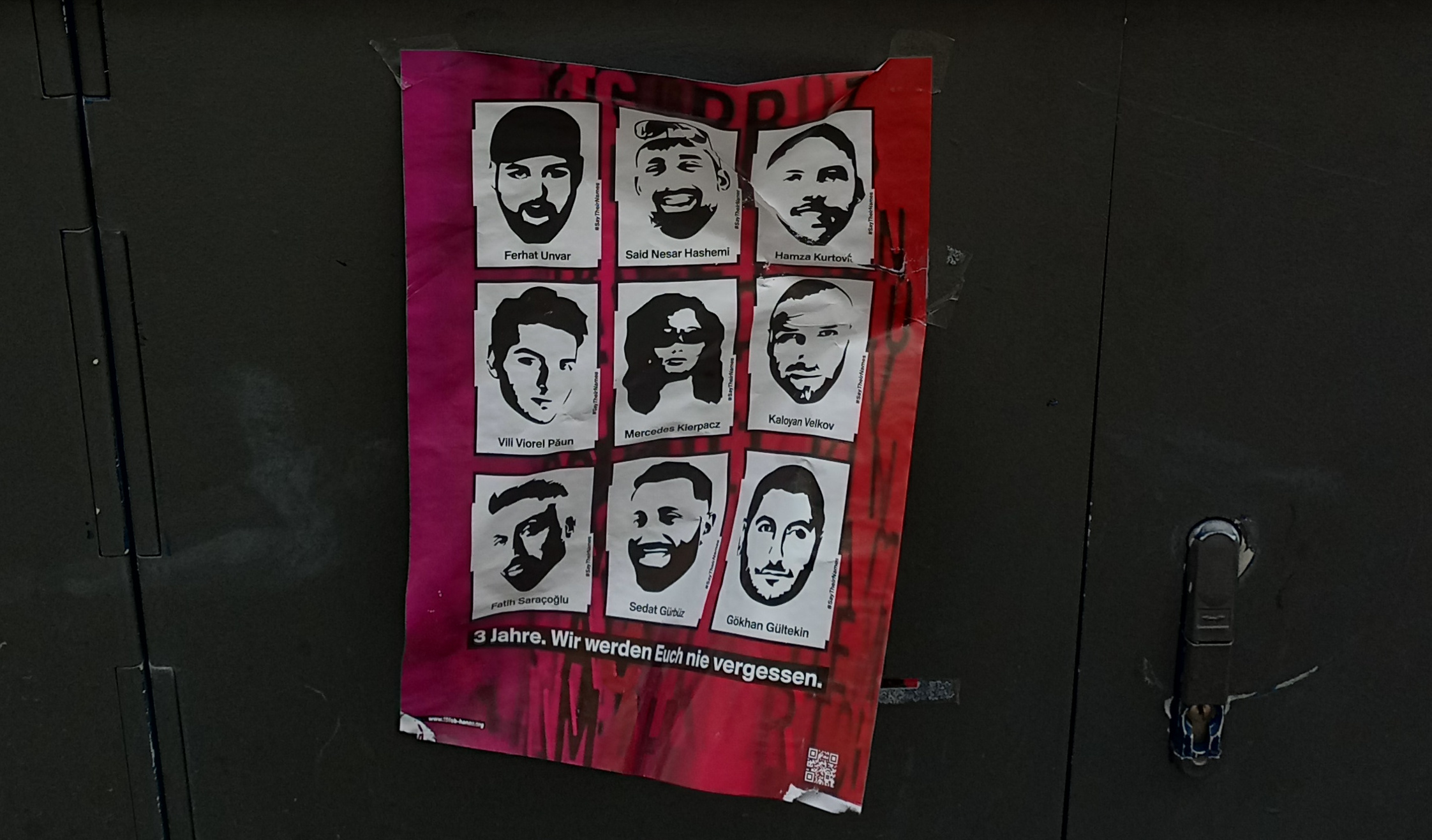 Ein Poster mit Bildern der neun Opfer des Hanauer Anschlags und dem Satz "3 Jahre. Wir werden euch nie vergessen." darunter.