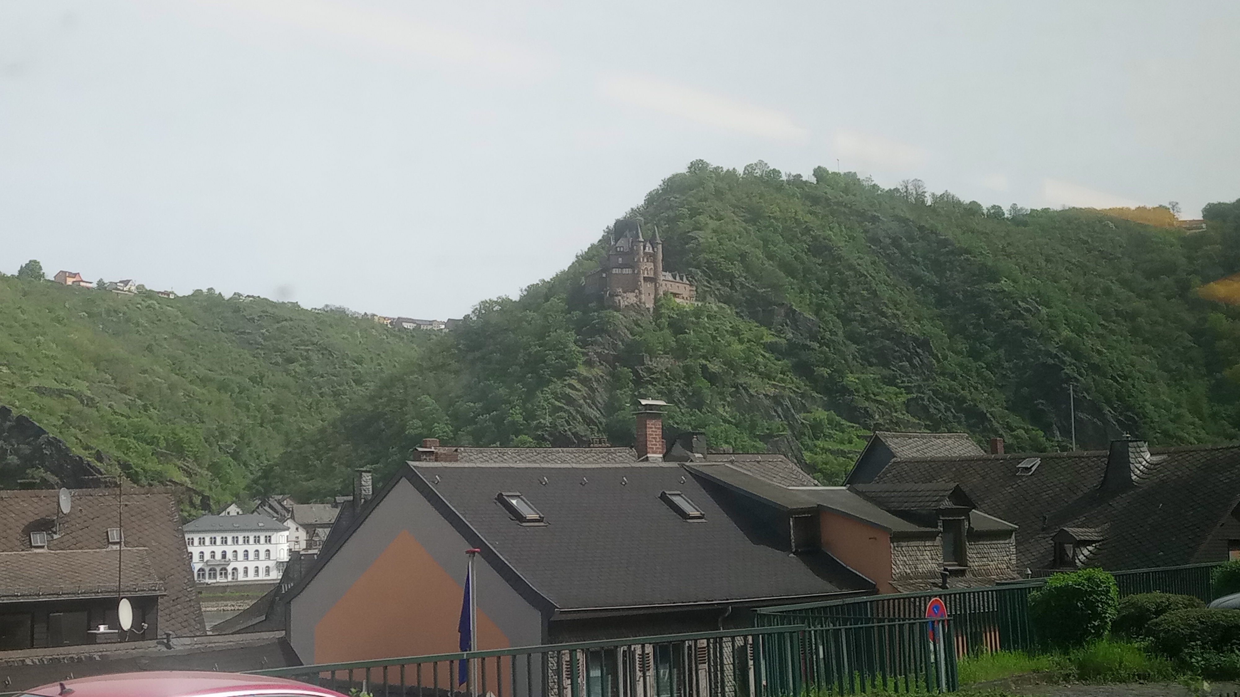Burg!!! Auf einem Berg!!! Umgeben von Wald, direkt am Rhein
