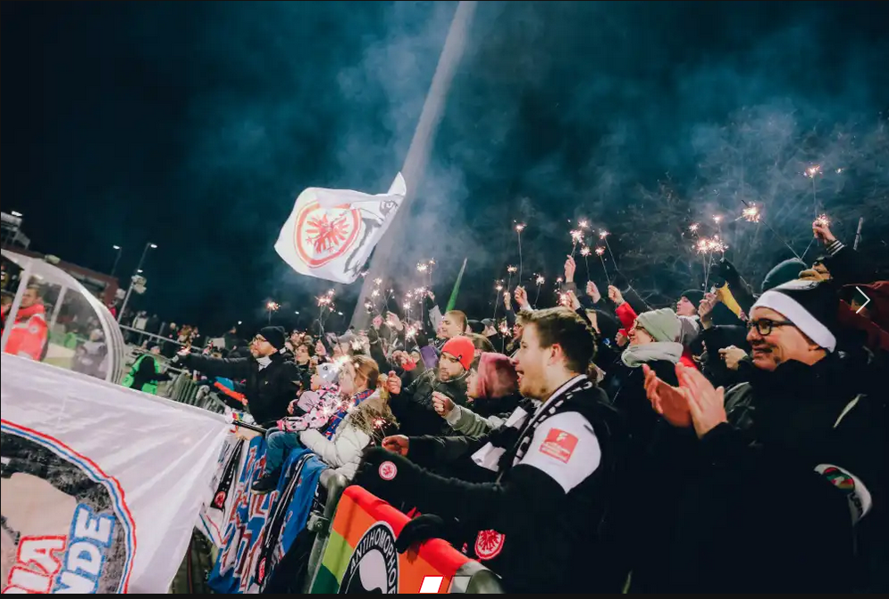 Die Nutria-Bande mit Wunderkerzen in der Hand am Stadion am Brentanobad beim Heimspiel gegen Turbine Potsdam