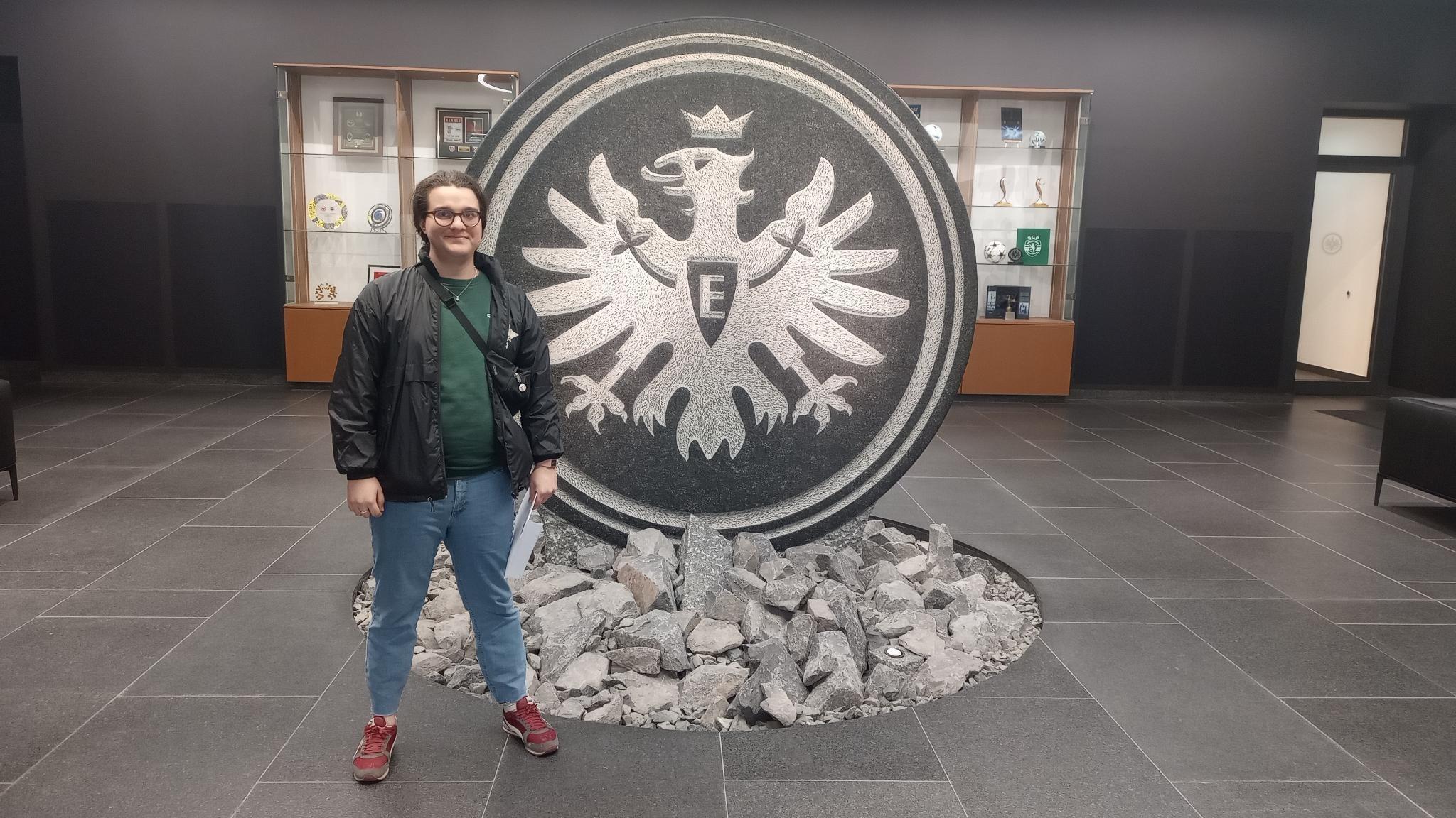 Ich vor dem Granitadler in der Eintracht Frankfurt-Zentrale